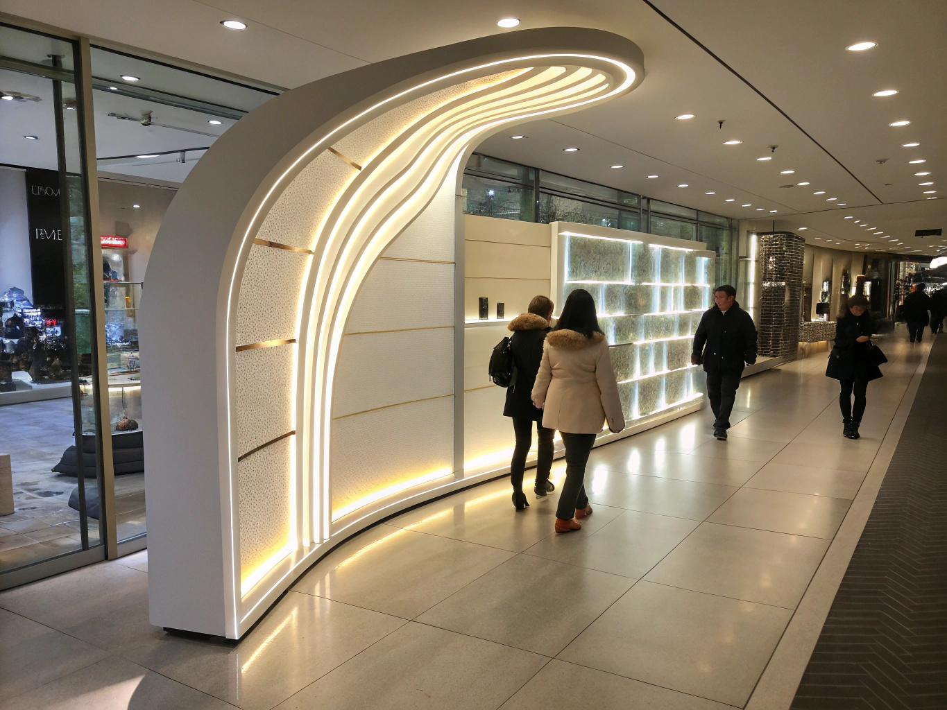 Inomhus LED-vägg i modern butik eller showroom med kunder