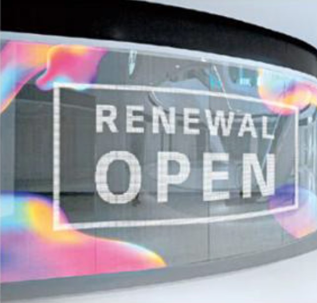 Genomskinlig LED-skärm i skyltfönster i galleria