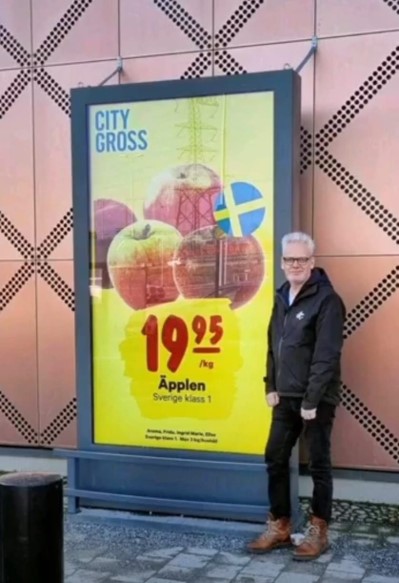 Fristående utomhus totemskärm vid gångstråk