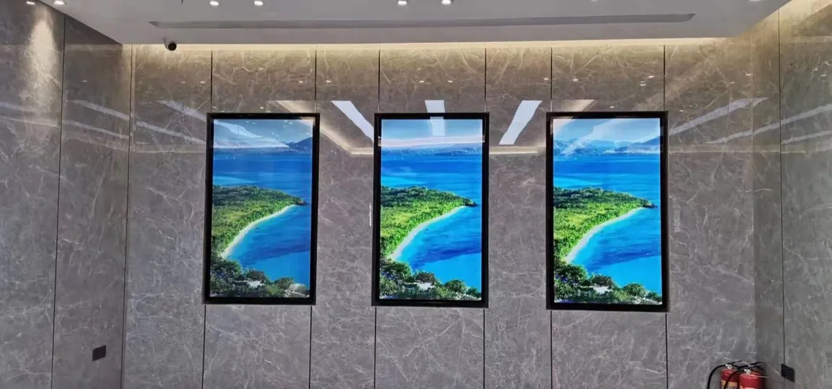 Digital skyltning i ett butiksfönster och en reception