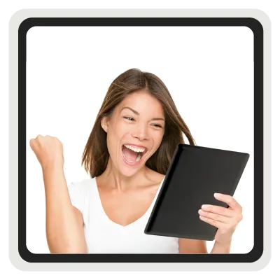 Imagen de una dama muy feliz mirando y sosteniendo un ipad y la otra mano en señal de victoria para simbolizar la importancia de clarificar las cosas a través de una certificación de coaching online.