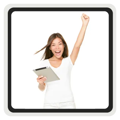 Imagen de una dama levantando la mano en señal de triunfo y un iPad en su otra mano para representar la felicidad de acompañar a otras personas hacia el éxito a través de la certificación de coaching online.