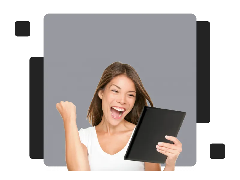 Imagen de una dama sosteniendo un iPad para representar el Blog de la Certificacine Coaching
