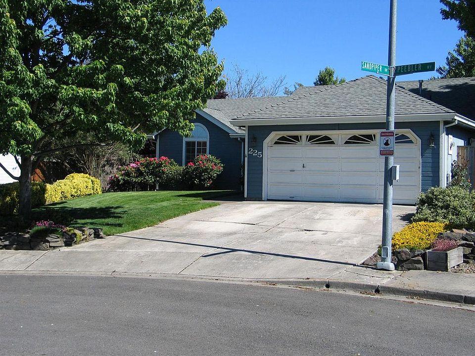 Medford Concrete builds and installs Driveway