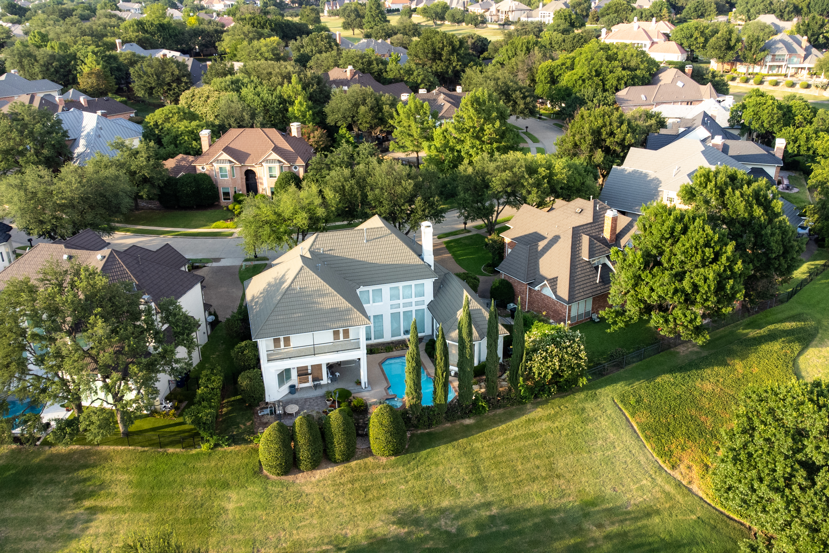 How Are Luxury Homes Marketed Differently in Owasso