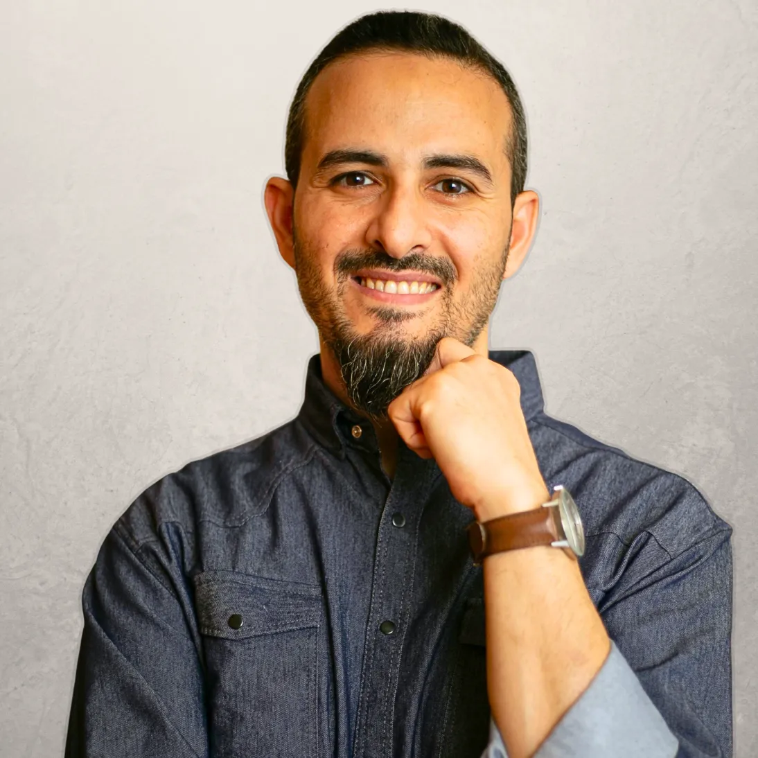 فريق مخبز يجتمع حول طاولة عمل