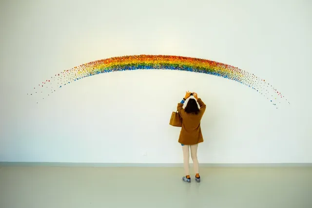 Foto van een volwassen egel en een jonge egel die de steun en groei symboliseert die met HAPPY coaching voor neurodivergente kinderen bereikt kan worden.