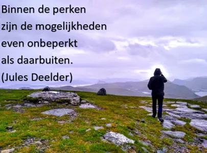 Een foto waarop Veerle auticoaching geeft in een warme sfeervolle setting