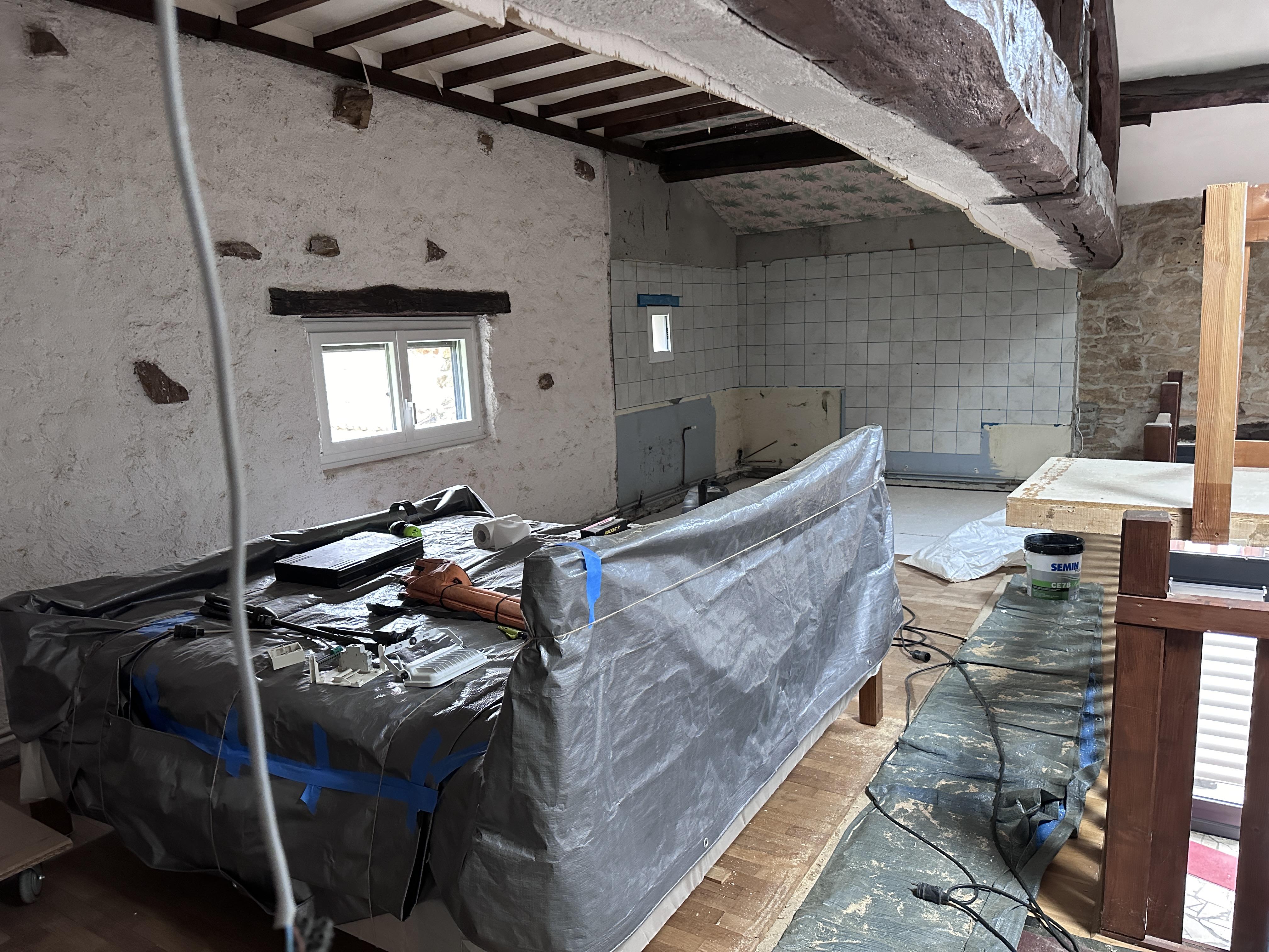 Chantier propre et rangé à la fin de la journée avec outils protégés