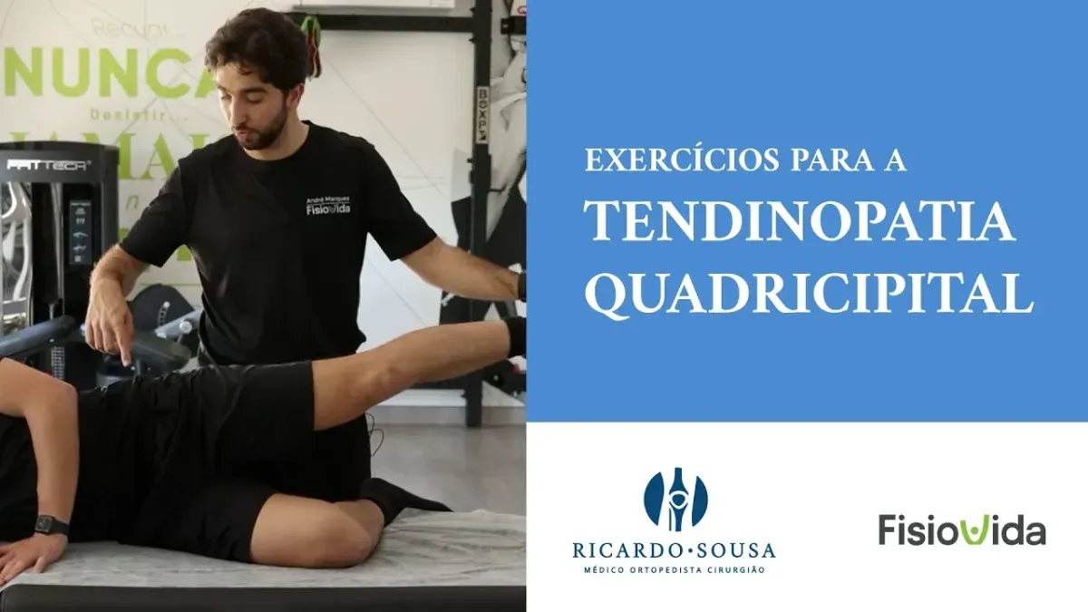 Fisioterapeuta a demonstrar exercício de mobilidade da anca numa marquesa, ilustrando exercícios para a tendinopatia quadricipital, com referência ao Prof. Dr. Ricardo Sousa e à Fisiovida.