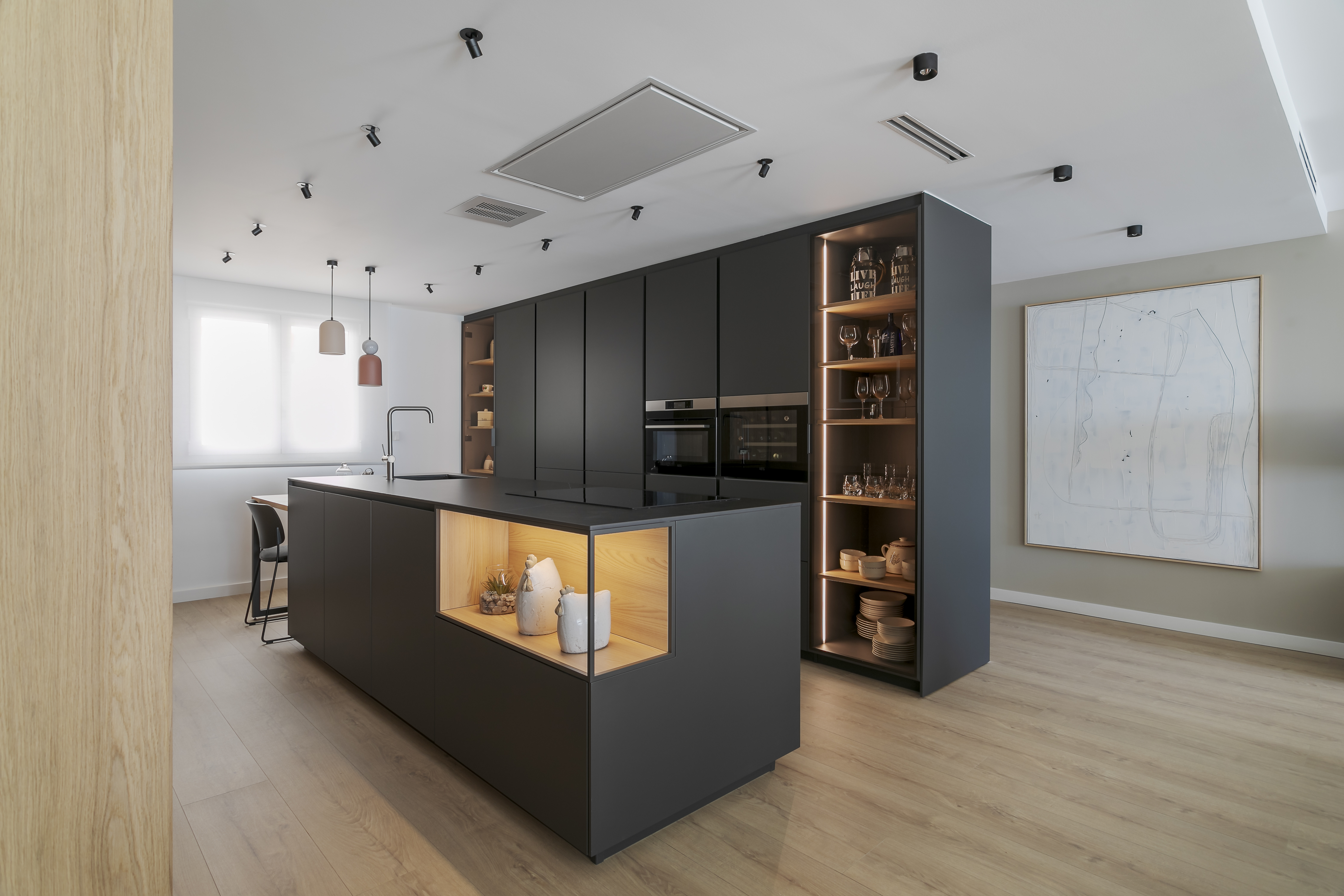 Salón con panelado verde y cocina con isla de mármol - Proyecto CM211, Espai Estudio Alicante