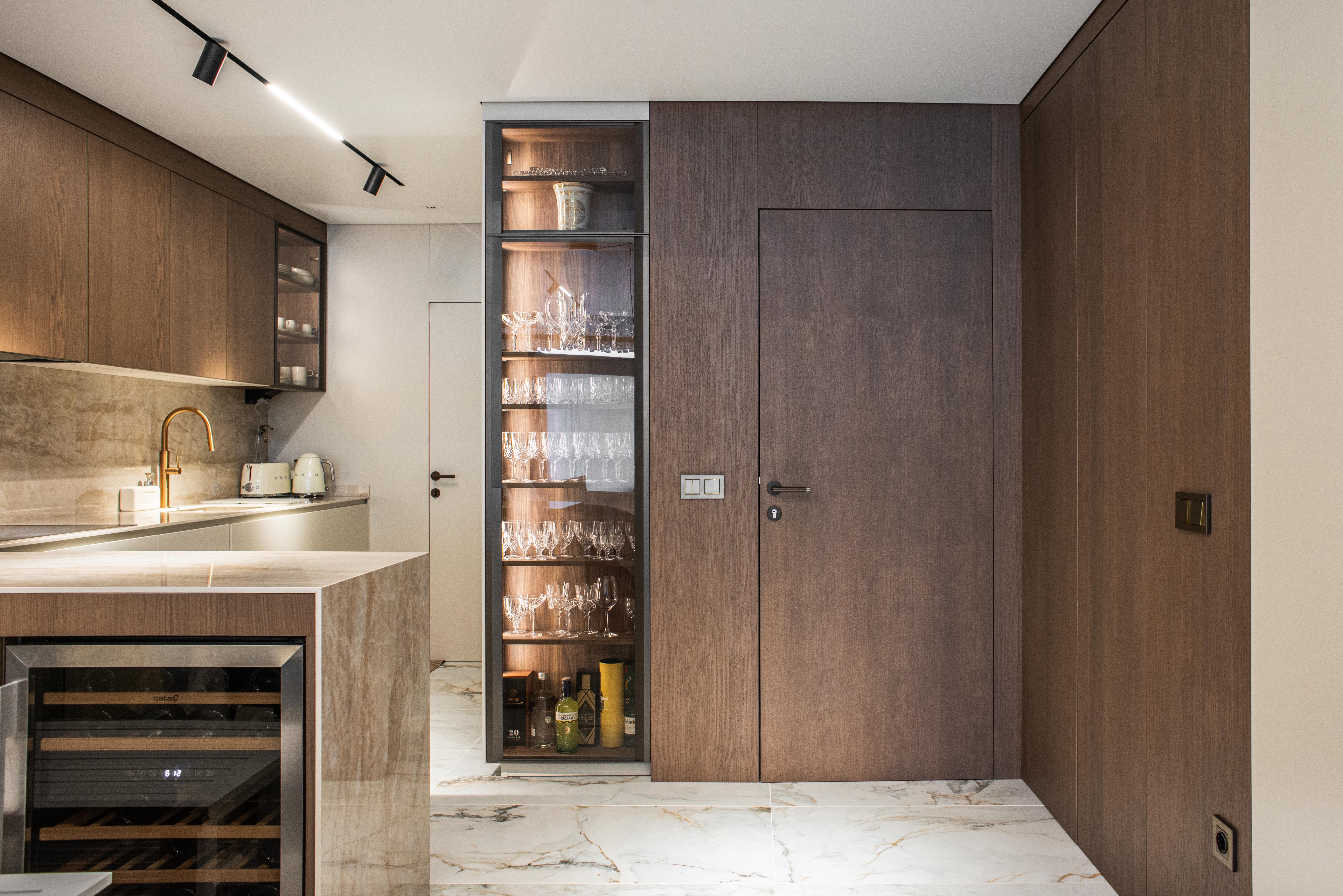 Interior de tienda de frutos secos con estanterías de madera - Proyecto Nuts Alicante, Espai Estudio
