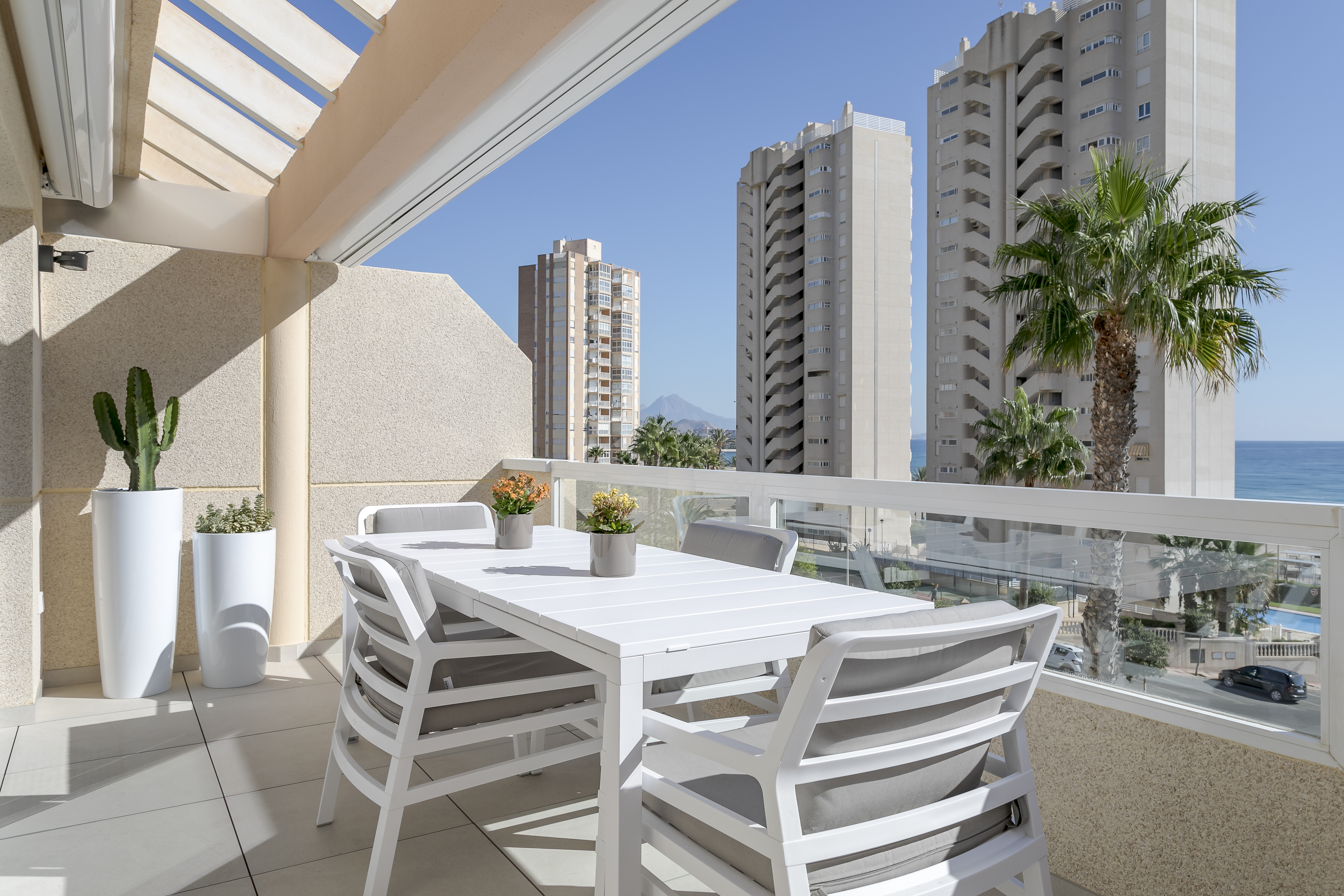 Salón con panelado verde y cocina con isla de mármol - Proyecto CM211, Espai Estudio Alicante