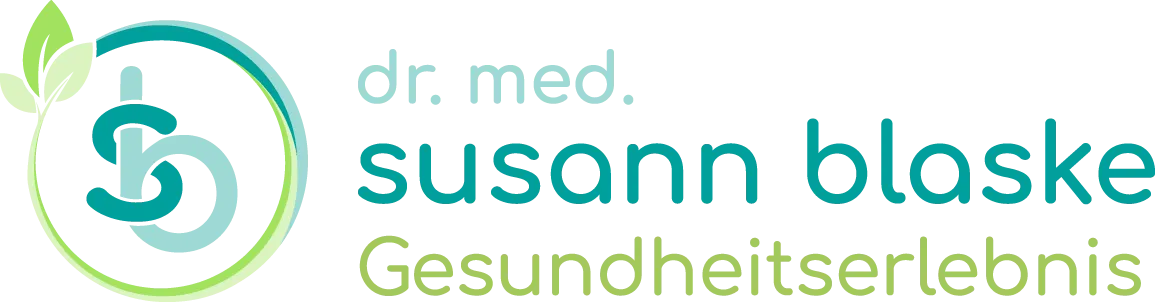 Logo vom Gesundheitserlebnis von Dr. med. Susann Blaske mit Intialien, Keis und Blättern