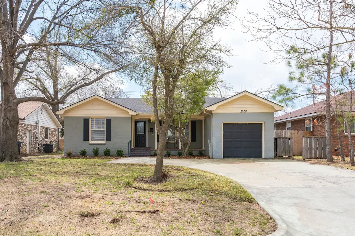 Oklahoma Concrete Pros builds and installs driveways.