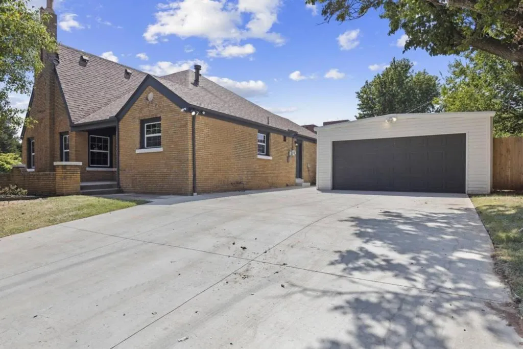 Oklahoma Concrete Pros builds and installs driveways.