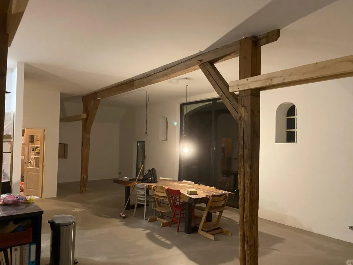 Bouwteam aan het werk tijdens woningrenovatie