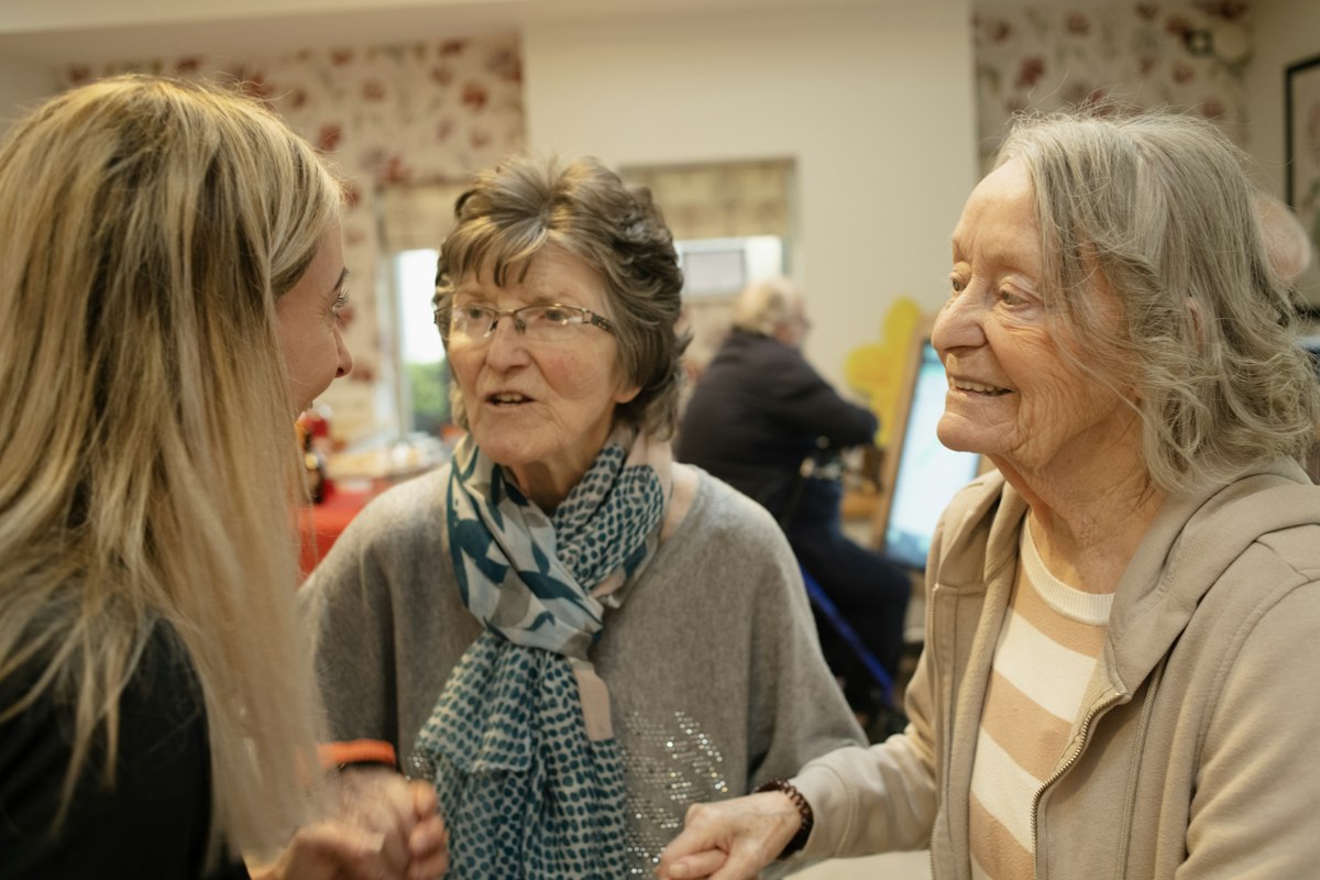 Local senior living advisor meeting with family about assisted living and memory care near Elgin, Illinois