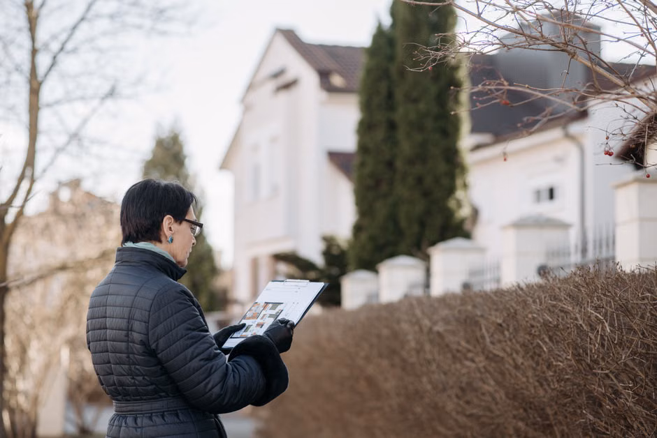 home appraiser evaluating property condition for a refinance