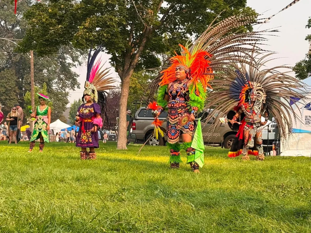 Danzantes in formation demonstrating movement