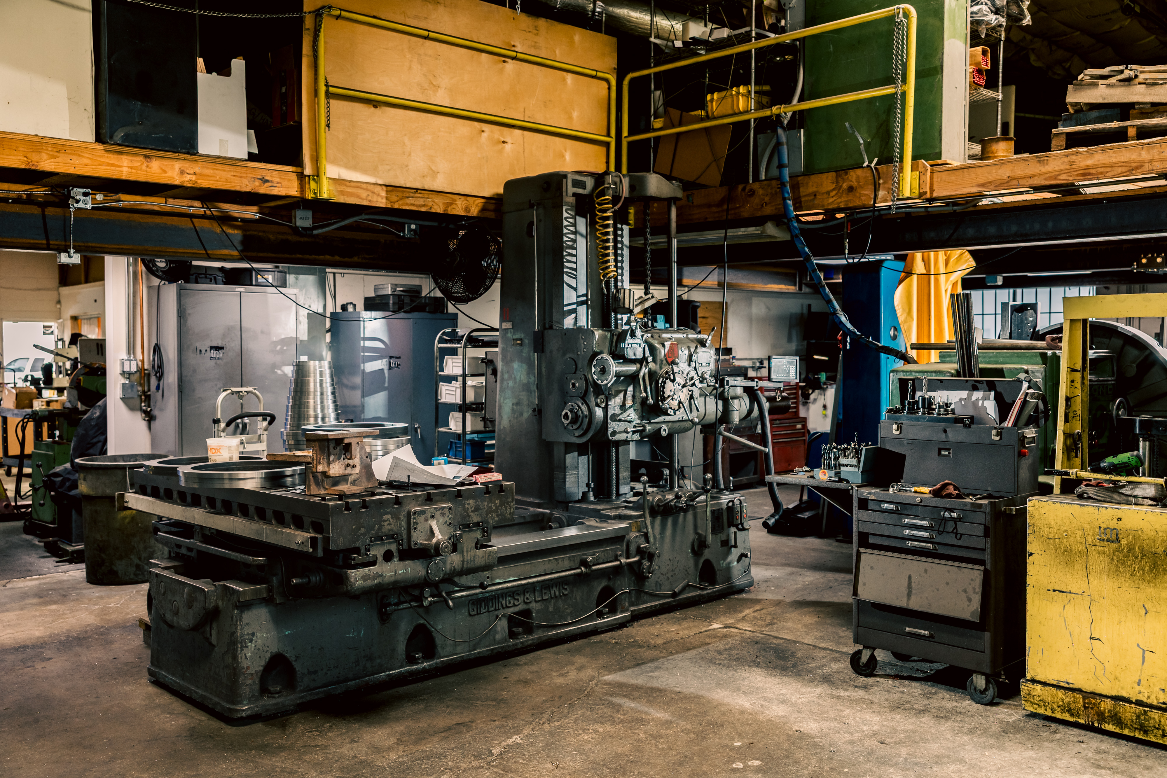 A wide shot of a Giddings & Lewis 330T Horizontal Boring Mill machine in the workshop.