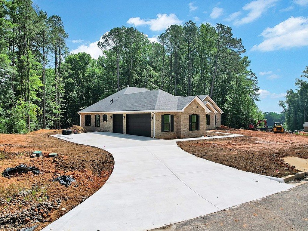 Dalton Concrete builds and installs driveways.