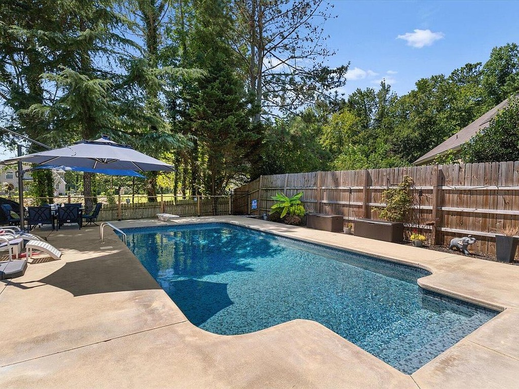 Dalton Concrete builds and installs pool deck
