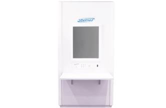 Équipe professionnelle discutant d'une stratégie de marketing en ligne avec des graphiques et des analyses sur ordinateur portable