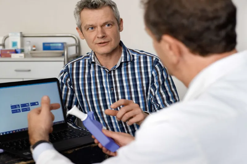 Illustration moderne de technicien installant des équipements médicaux professionnels dans un environnement hospitalier en France