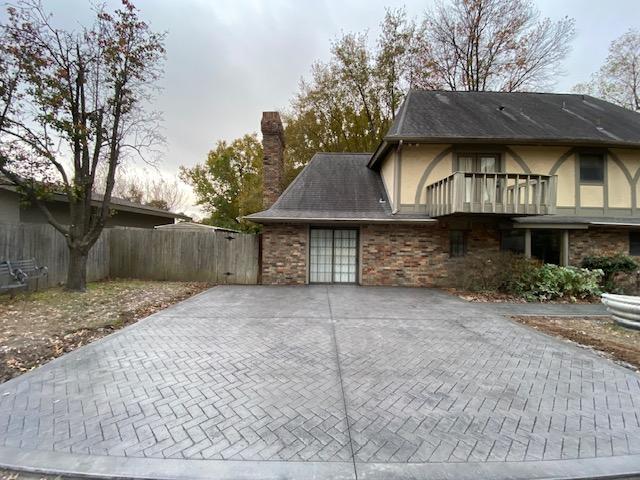 {{ custom_values.service_1 }} in {{custom_values.biz_area_1})