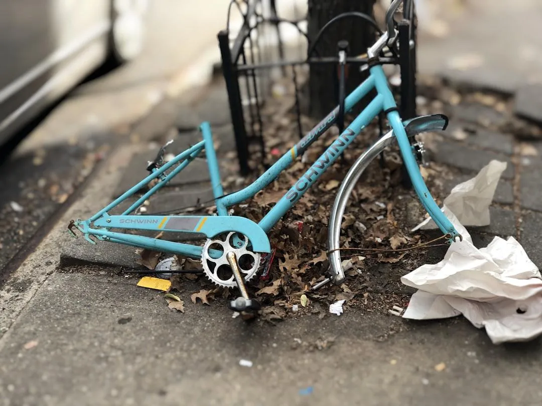 An abandoned bike waiting for someone to haul it away.