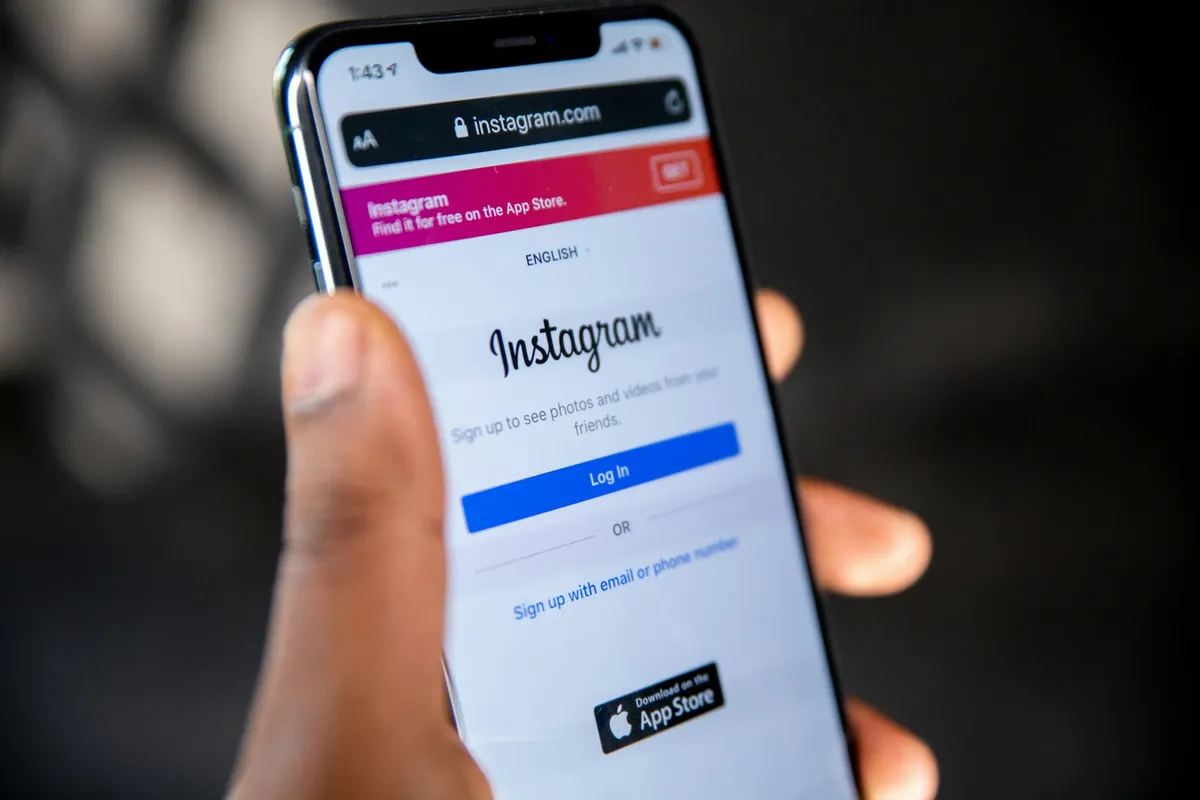 Send bulk DM on Instagram with SocialBook handy tool.