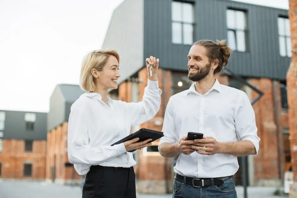 Vastgoedmakelaar die een deal sluit met inkoop lead door vastgoedmarketing
