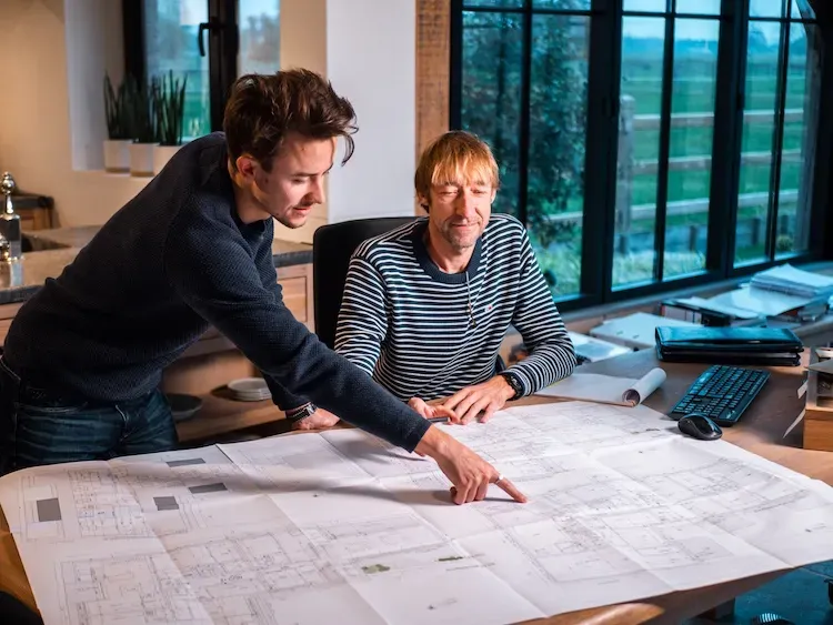 Projectontwikkelaar bekijkt plannen vastgoedmarketing vastgoedleads