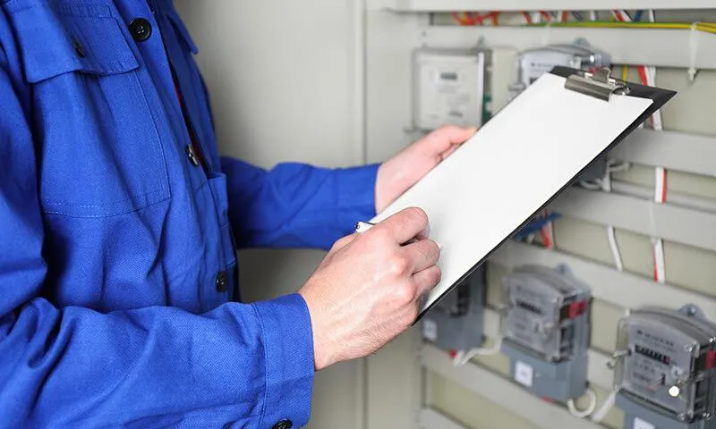 Técnico realizando instalación de cuadro eléctrico