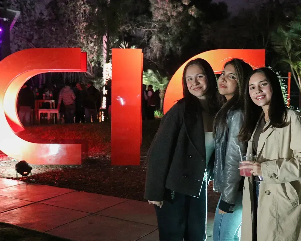 Familia visitando el colegio Casuarinas durante una visita guiada