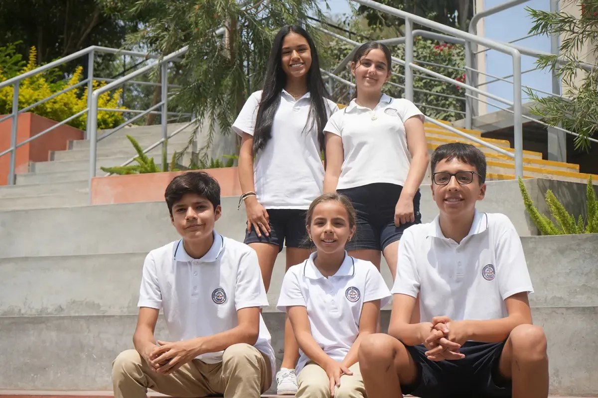 Familia visitando el colegio Casuarinas durante una visita guiada