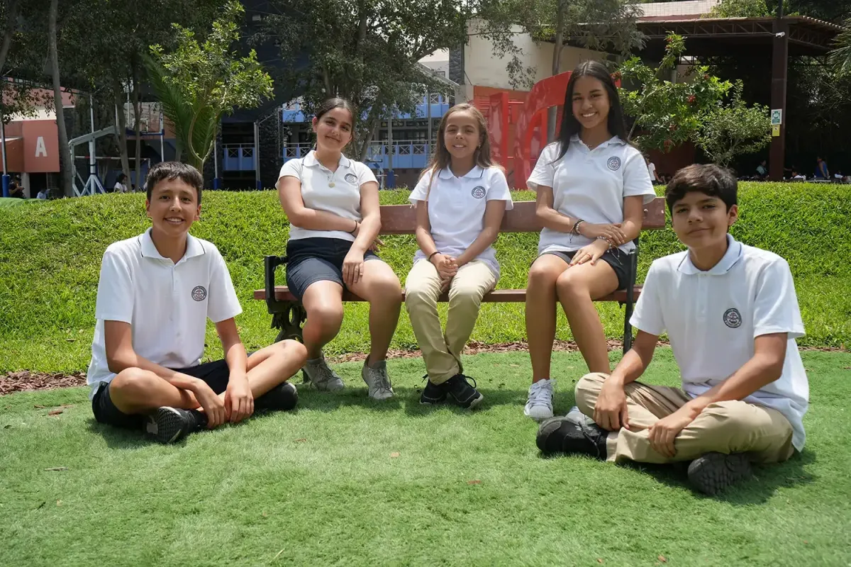 Familia visitando el colegio Casuarinas durante una visita guiada
