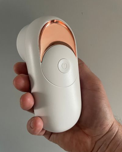 Pro Debobbler in hand