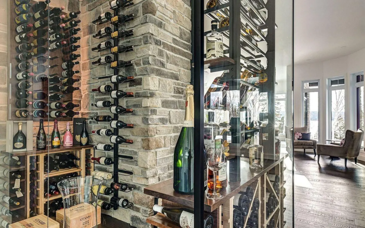 Walk-in et cellier dans un condo de luxe