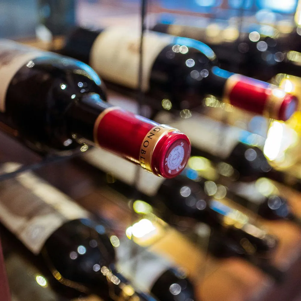 Bouteilles de vin sur cellier sur mesure