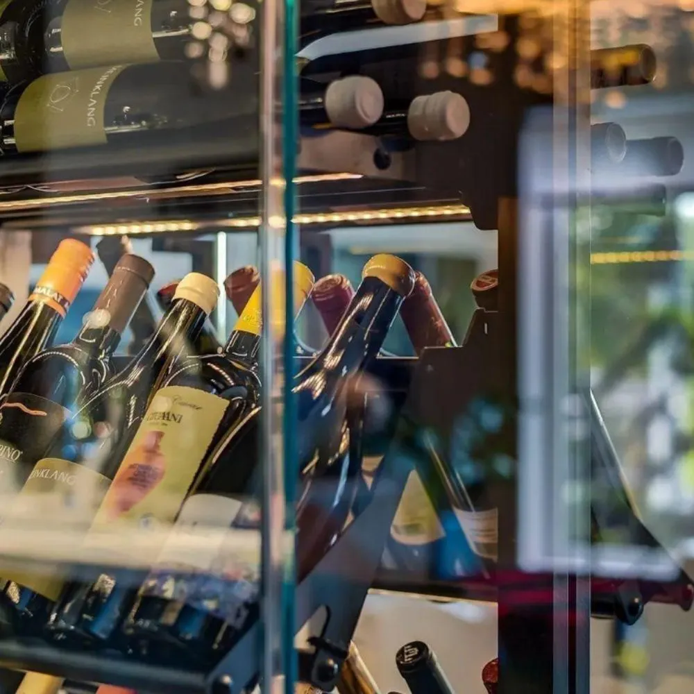 Gros plan de bouteilles derrière une vitre trempée