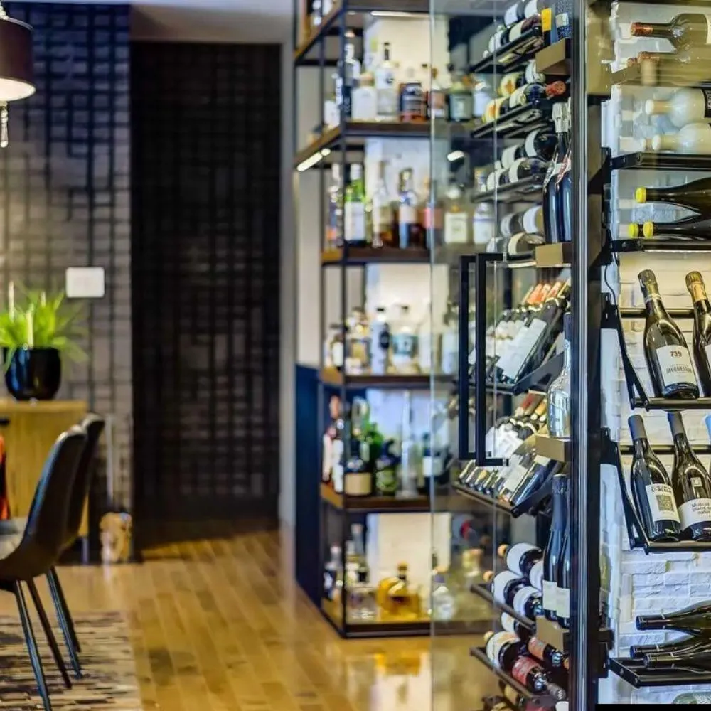 Cellier sur mesure dans un restaurant moderne