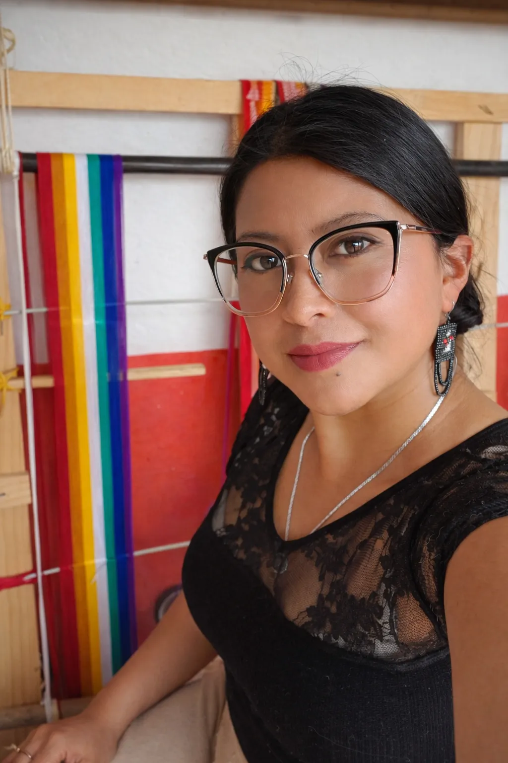 Artesano trabajando en telar tradicional