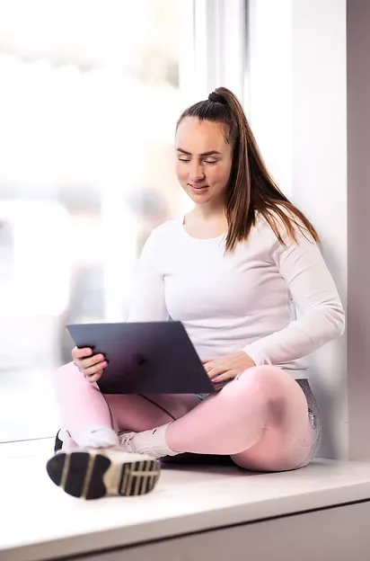 Janine met laptop