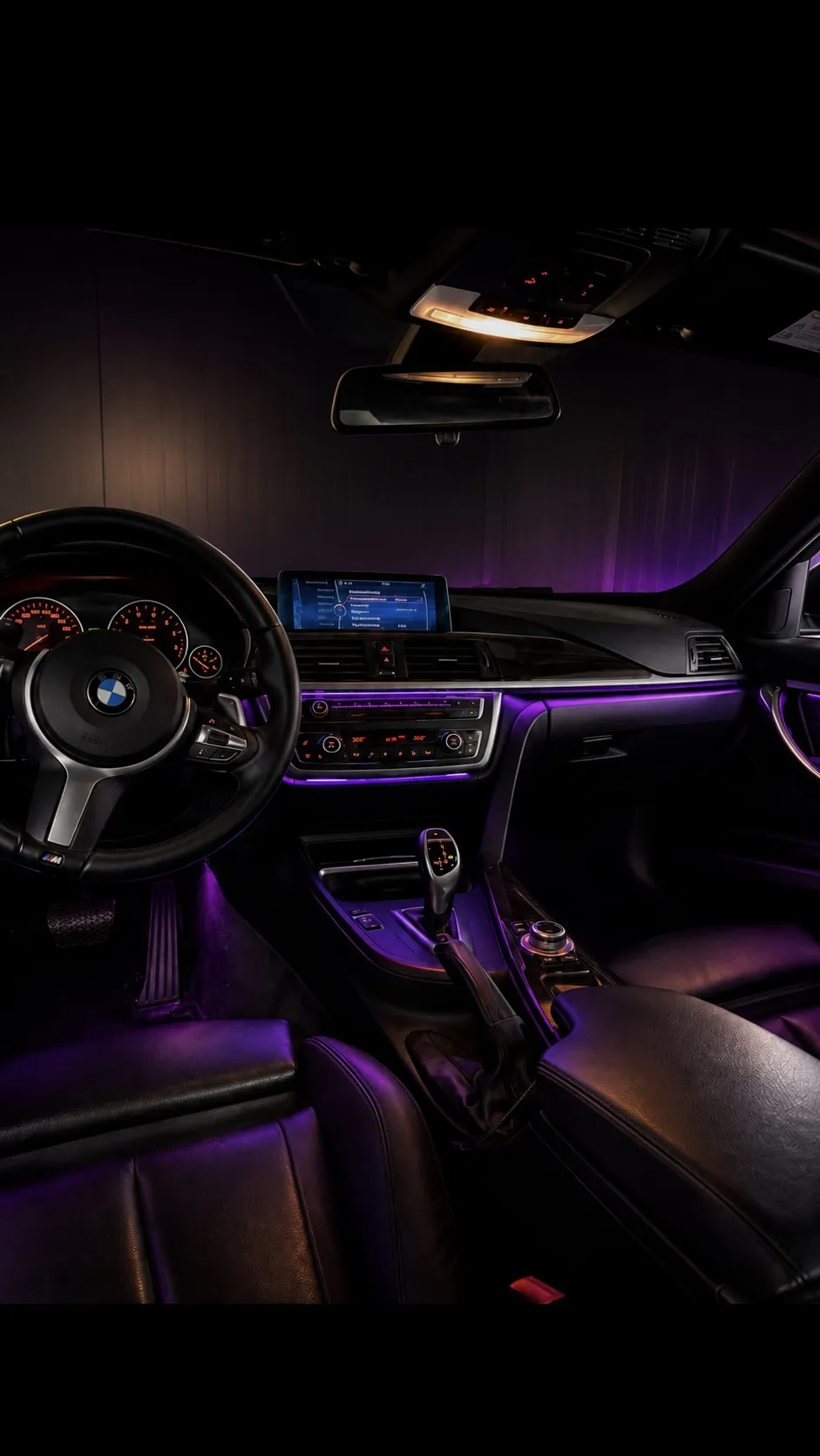 BMW 3-serie interieur uitgerust met paarse ambient lighting en verlichte dashboardlijnen