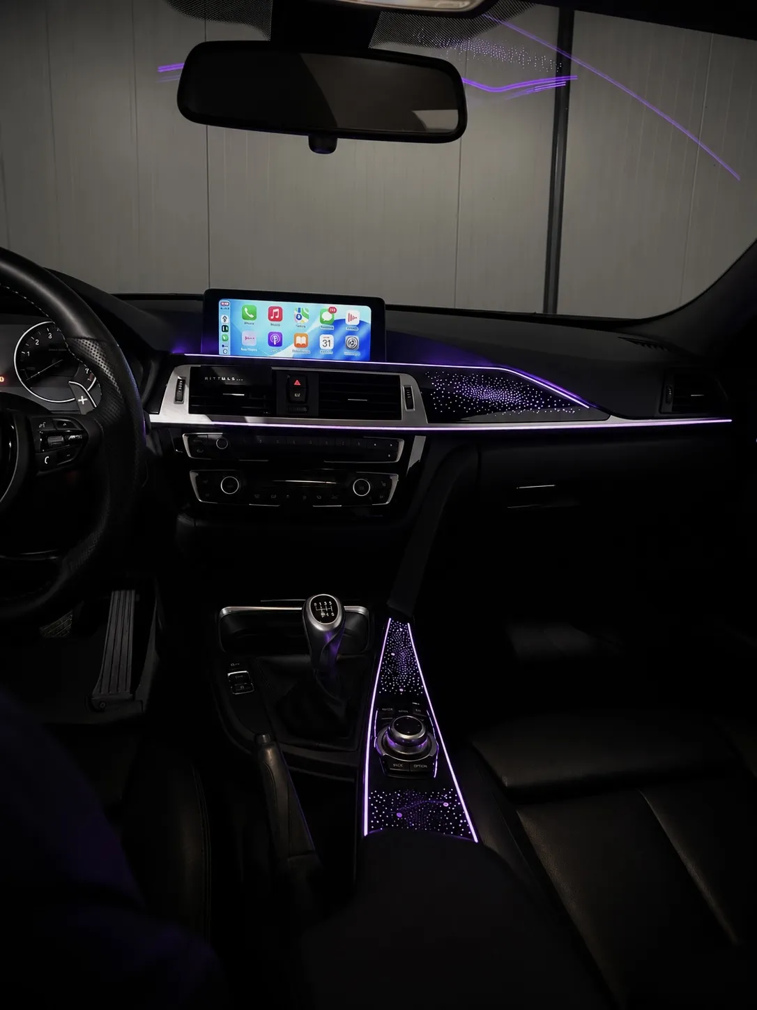 Werkend Apple CarPlay touchscreen interface in gemoderniseerd dashboard