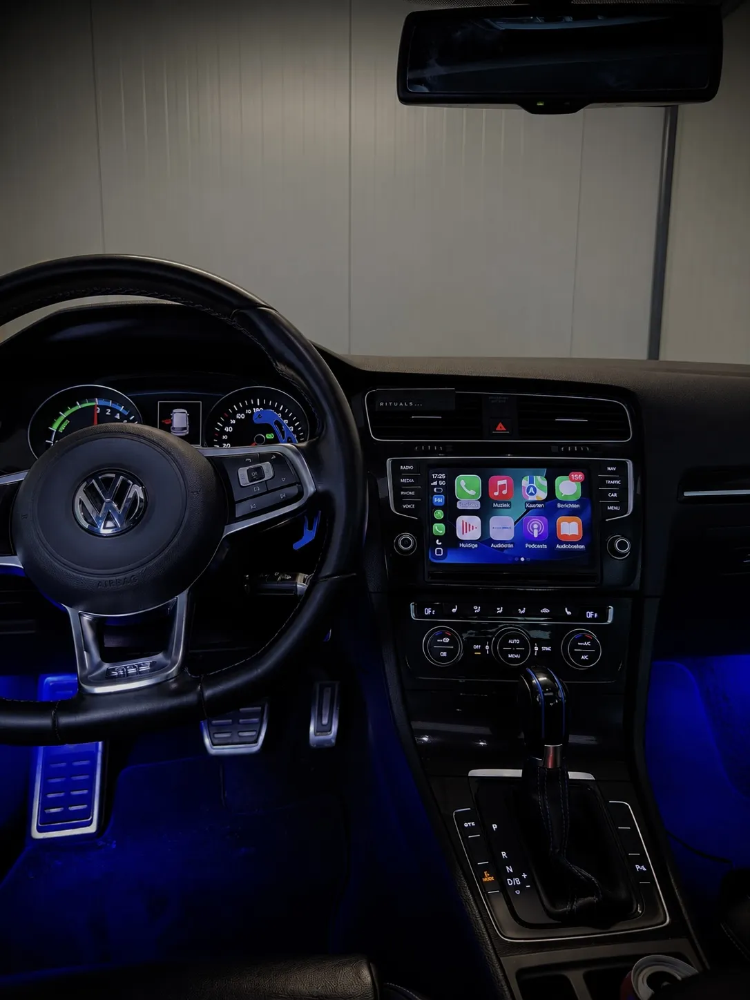 Werkend Apple CarPlay touchscreen interface in gemoderniseerd dashboard