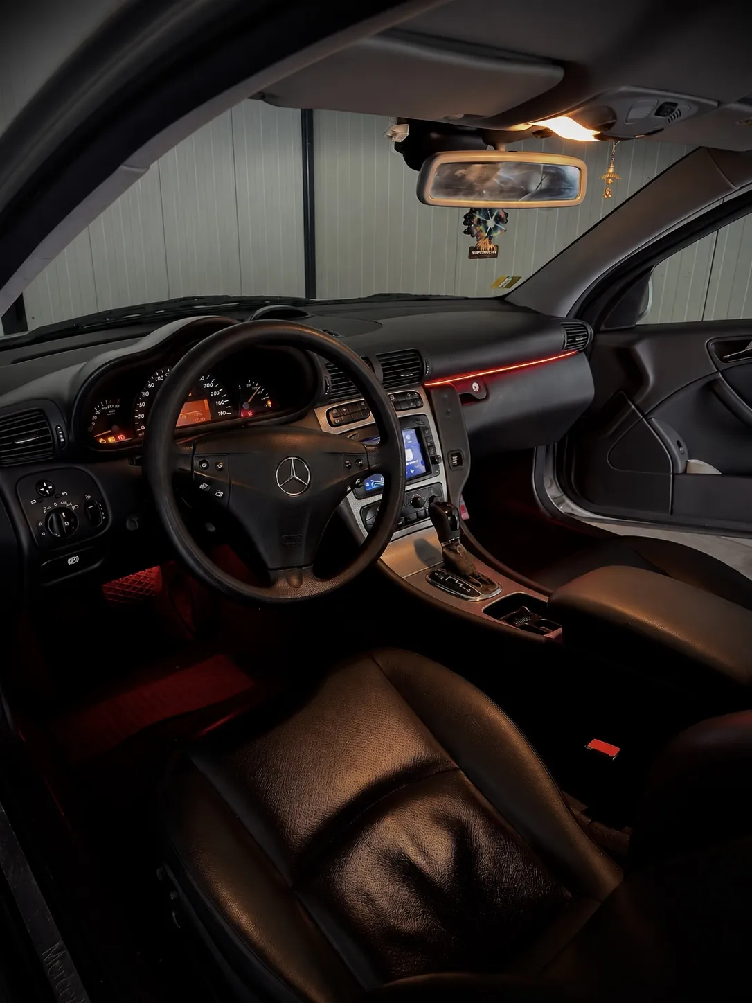 Werkend Apple CarPlay touchscreen interface in gemoderniseerd dashboard