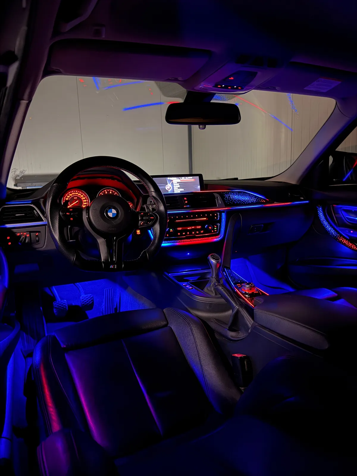 Werkend Apple CarPlay touchscreen interface in gemoderniseerd dashboard
